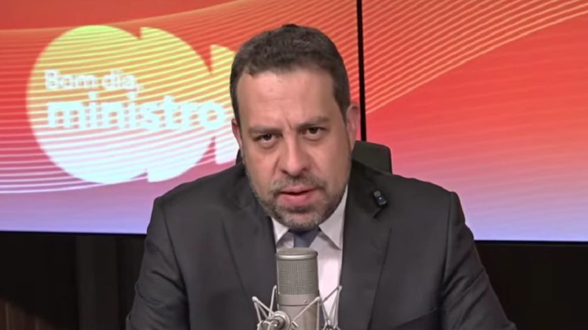 Boulos aponta dedo em Zema em plena entrevista jornalística sobre trabalho infantil.