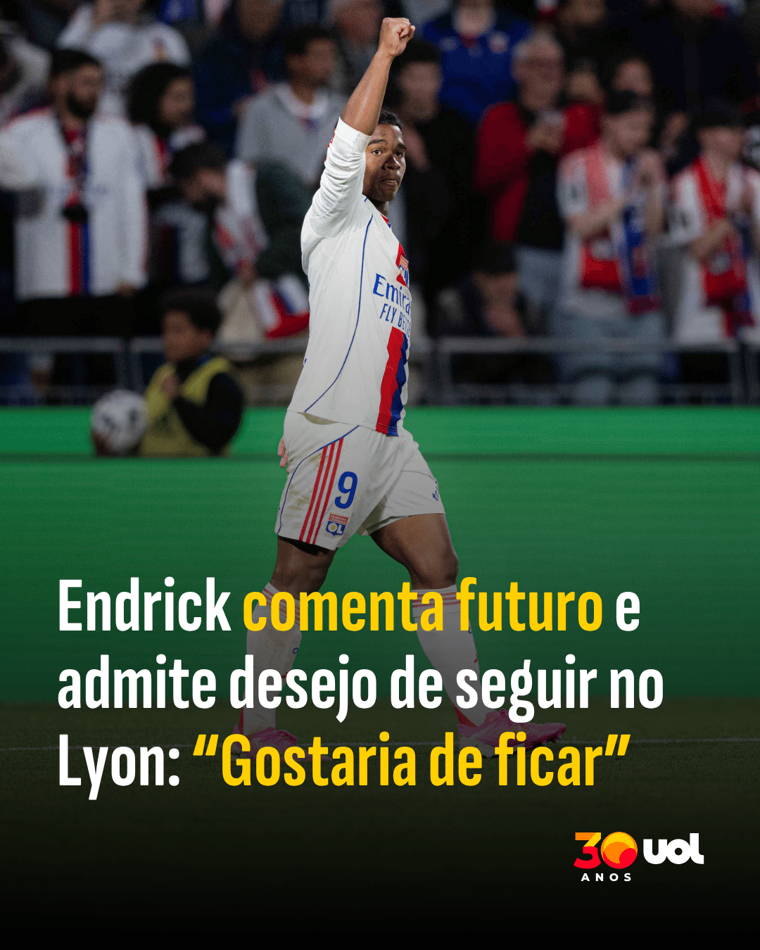 Lucas, jogador do São Paulo, sentado no banco de reservas, com expressão de dor e preocupação.