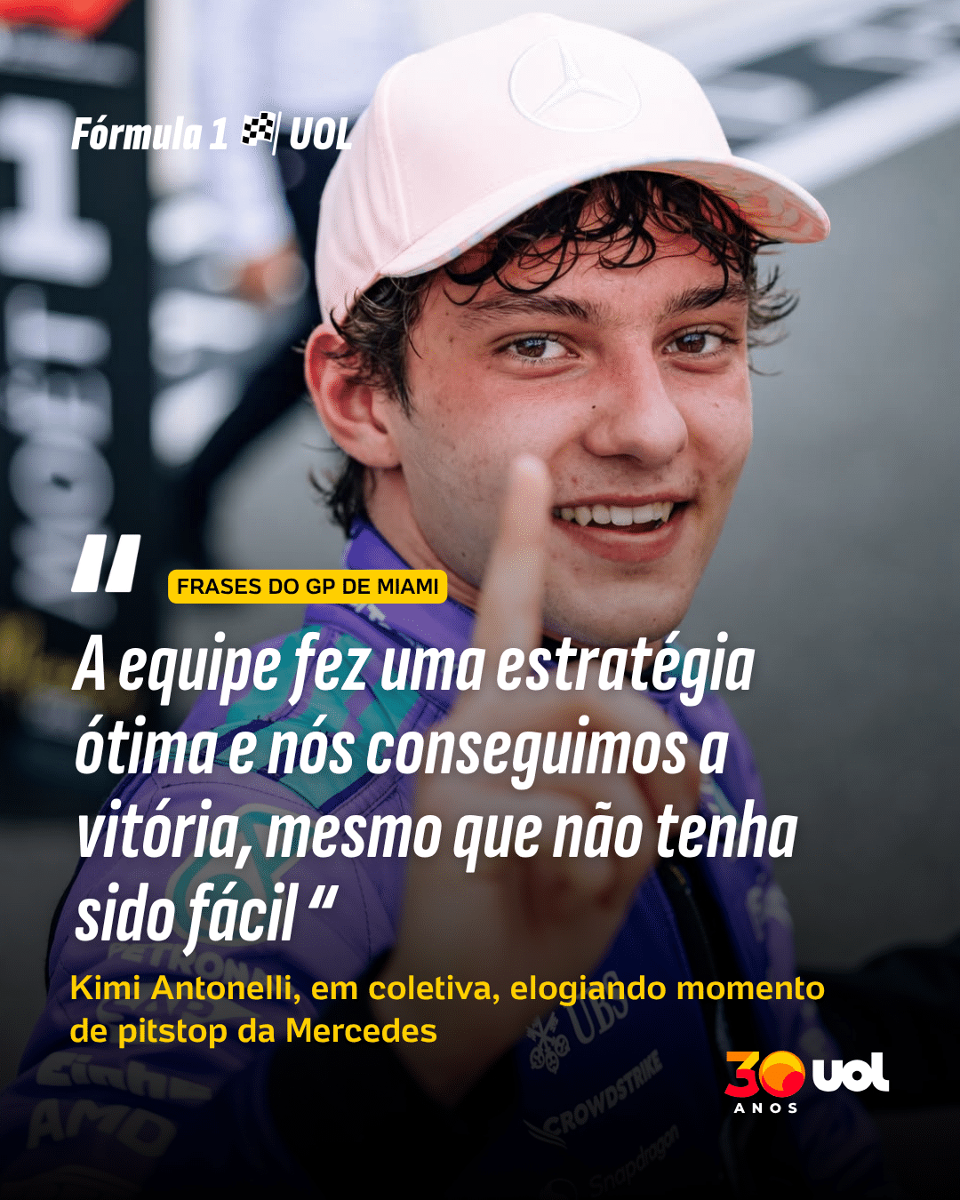 Lucas, jogador do São Paulo, sentado no banco de reservas, com expressão de dor e preocupação.
