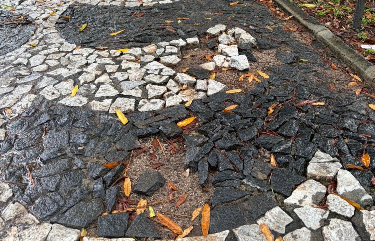 Mulher caminhando sozinha em uma estrada deserta com uma placa de "Fim da Estrada" ao fundo.