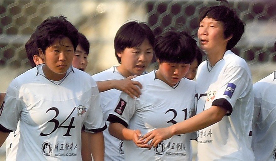 Equipe norte-coreana de futebol feminino em partida na Coreia do Sul.