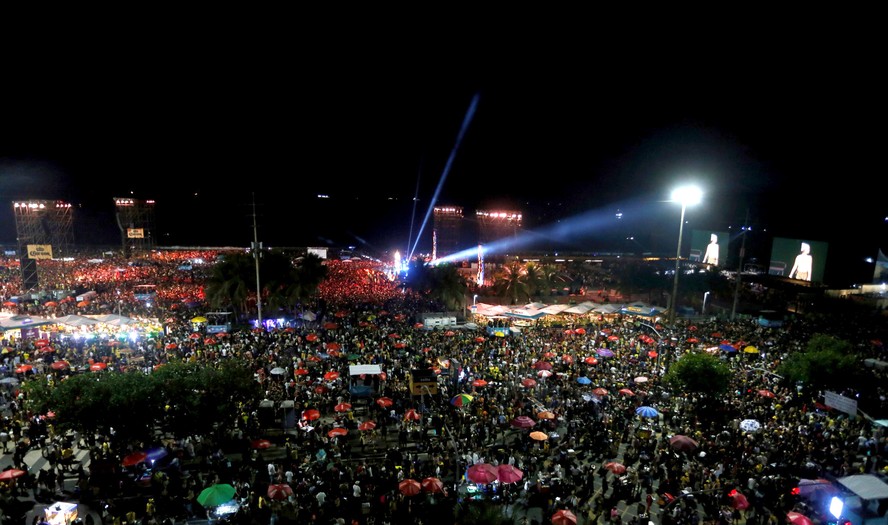 Pessoas de origem hispânica e argentinos em uma praia do Rio de Janeiro.