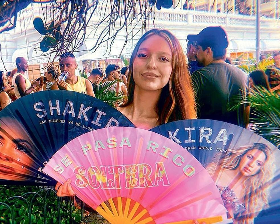 Pessoas de origem hispânica e argentinos em uma praia do Rio de Janeiro.