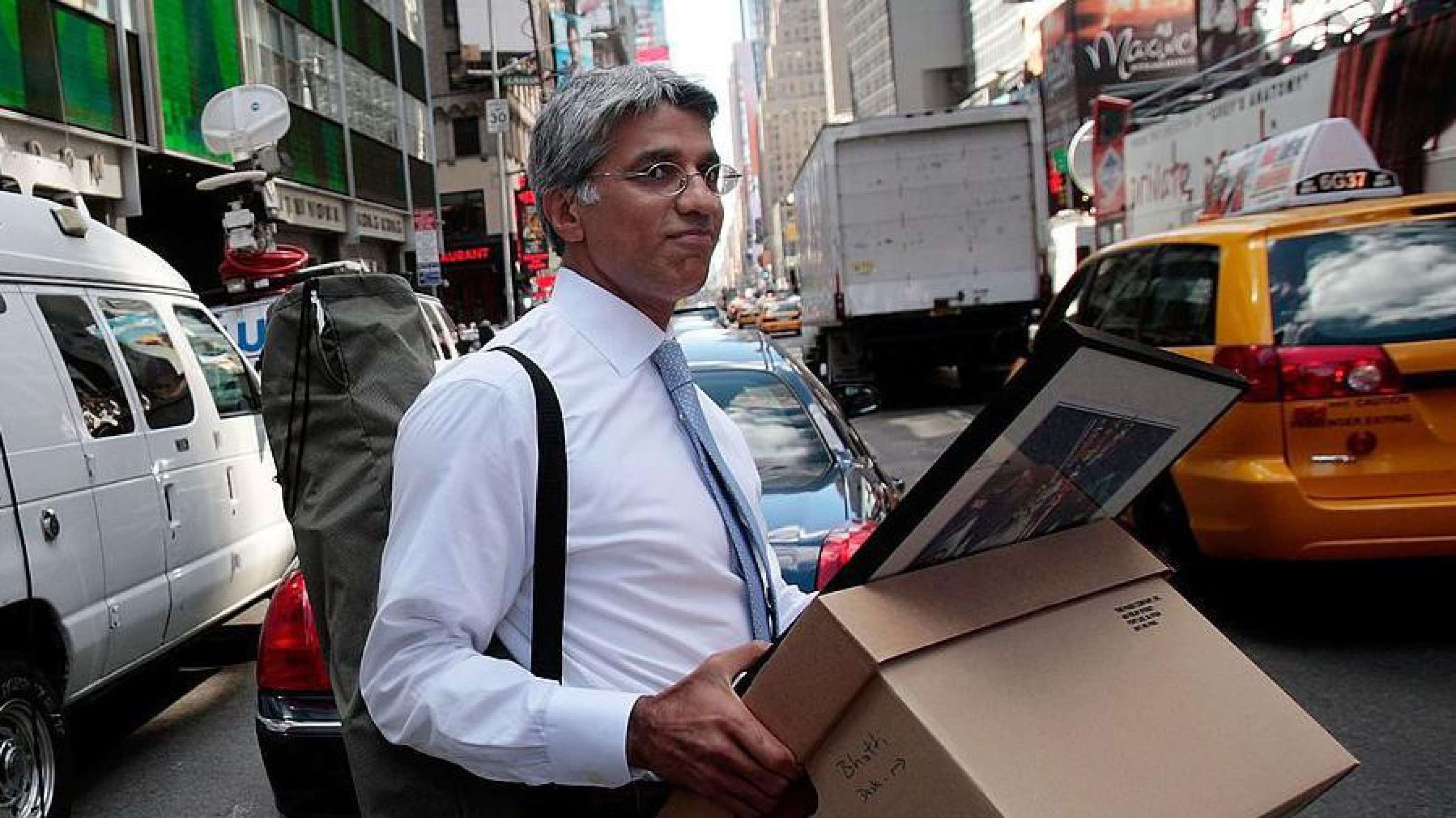 Trabalhadores em máscara de proteção, com equipamentos de segurança, em um ambiente de construção.