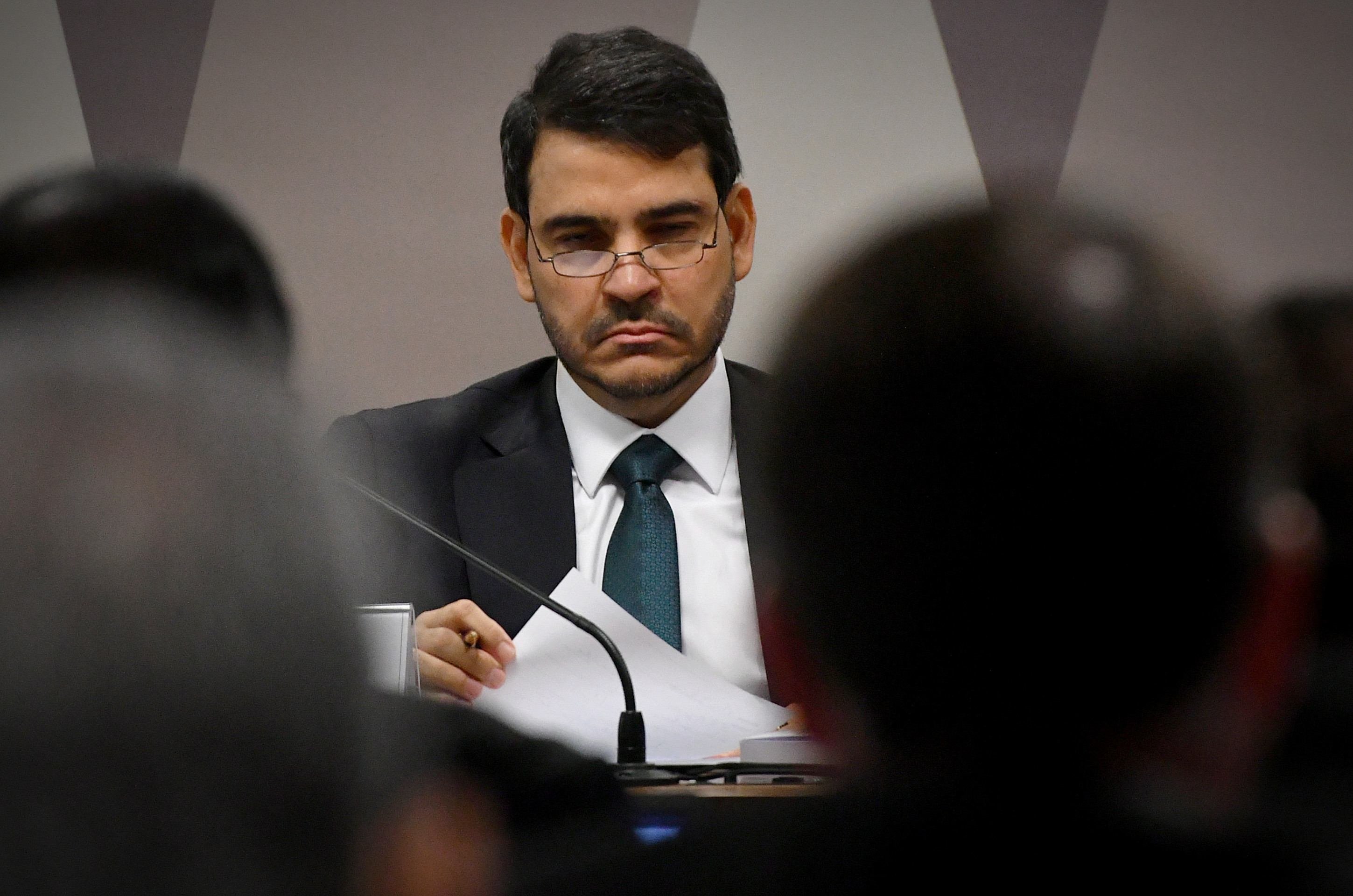 Jornalista aponta escala de trabalho flexibilizada em comissão especial.