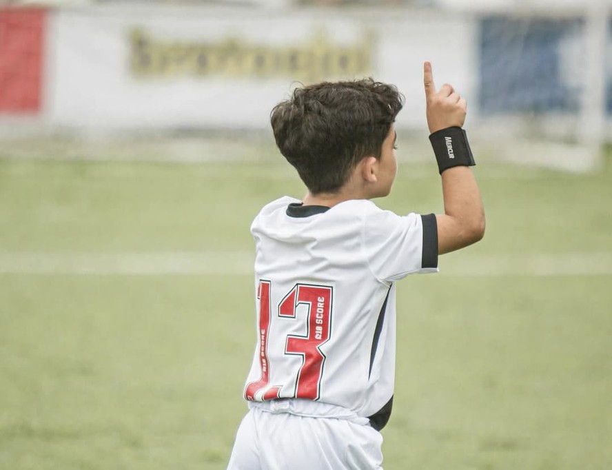 Menino de 7 anos recebe apoio psicológico após perda do pai em tentativa de assalto.
