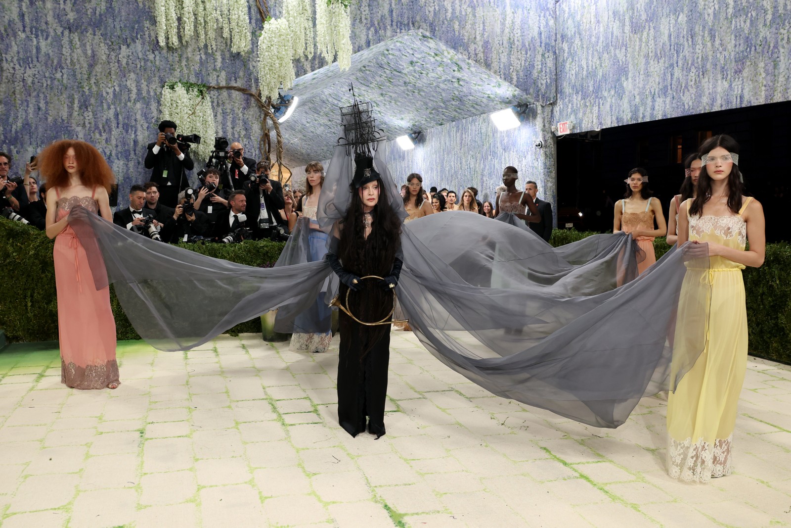 Celebridades se divertem em after party após Met Gala 2026.