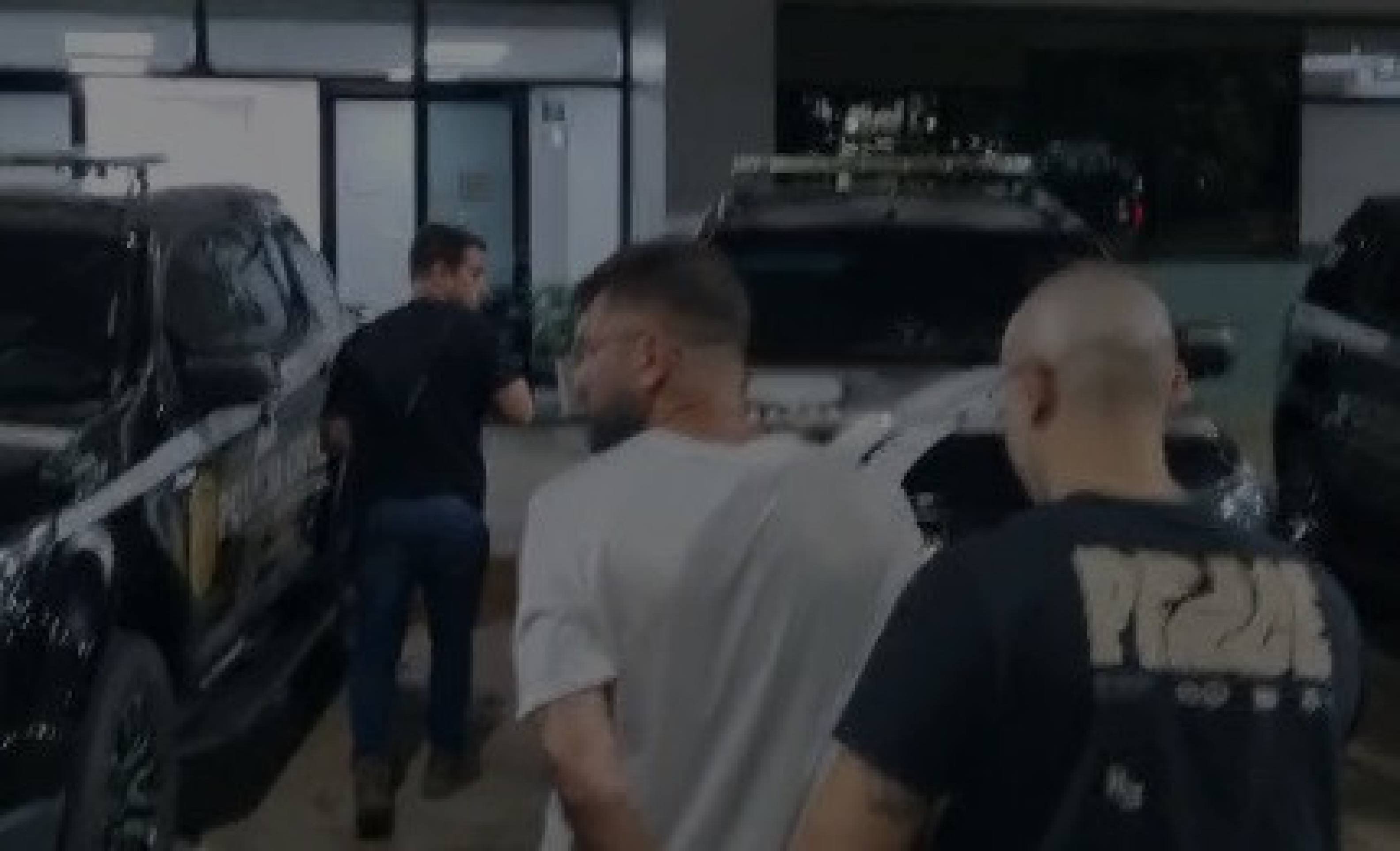 Funcionários do BRB em reunião com autoridades após denúncias de corrupção.