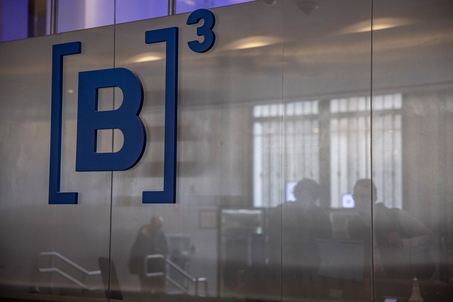 Executivos da Compass celebram IPO recorde no pólo financeiro da B3.