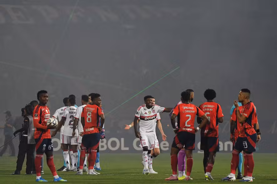 Torcida do Independiente Medellín causa confusão no estádio durante jogo do Flamengo na Libertadores.
