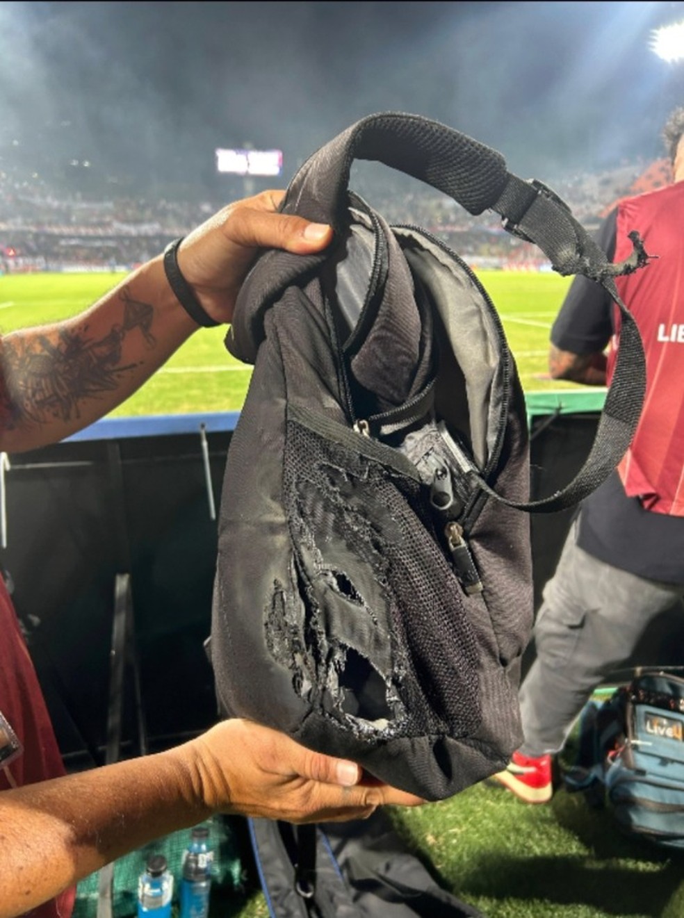 Torcida do Independiente Medellín causa confusão no estádio durante jogo do Flamengo na Libertadores.