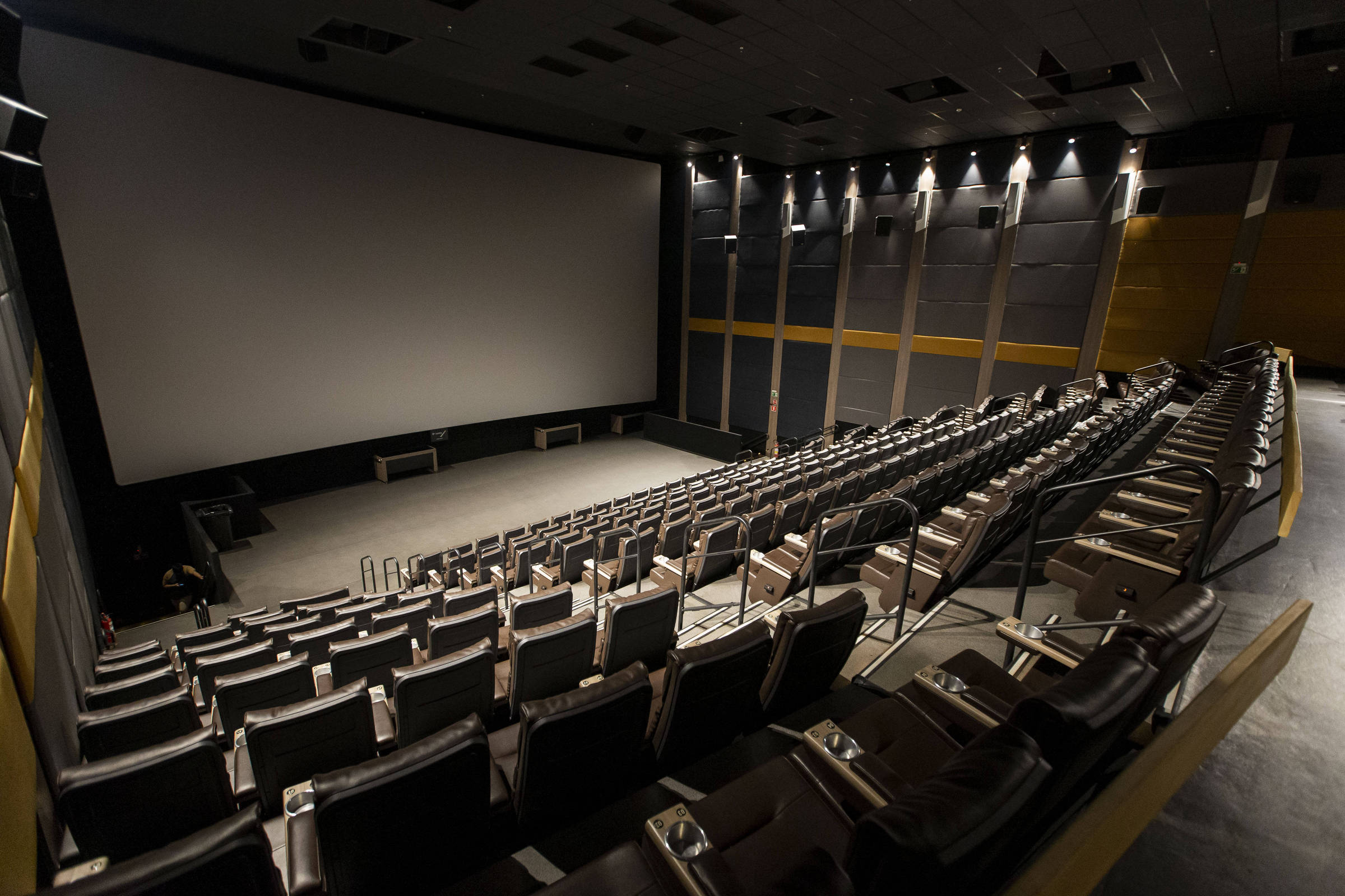 Campeões de Mortal Kombat 2 em batalha brutal em estreias de cinema.