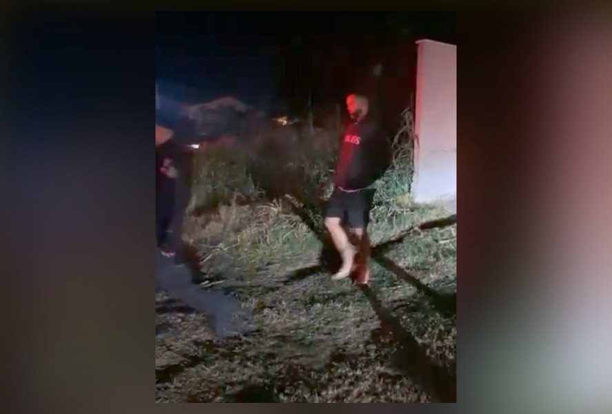 Homem preso pela polícia em uma operação na Região dos Lagos do Rio.