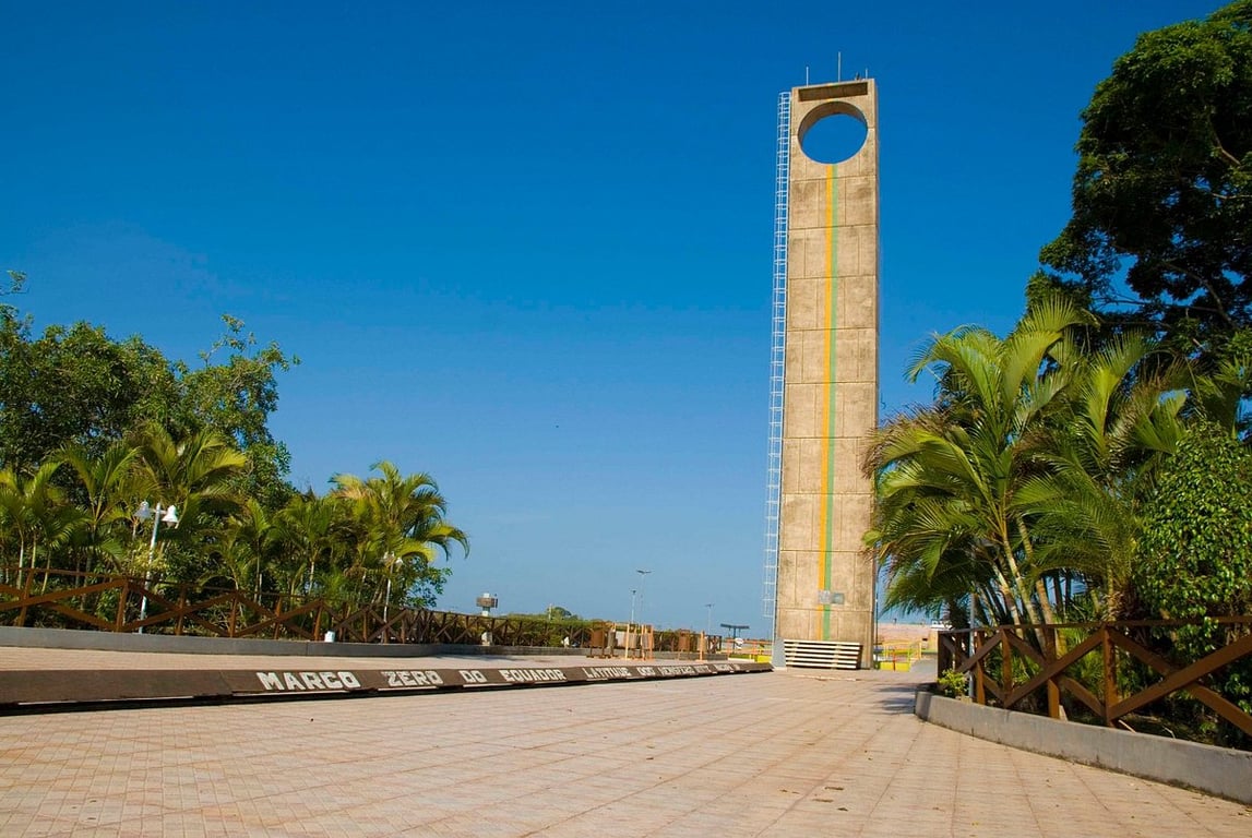 Funcionários da UNIFAP Amapá trabalham em escritório com papelada e computadores.