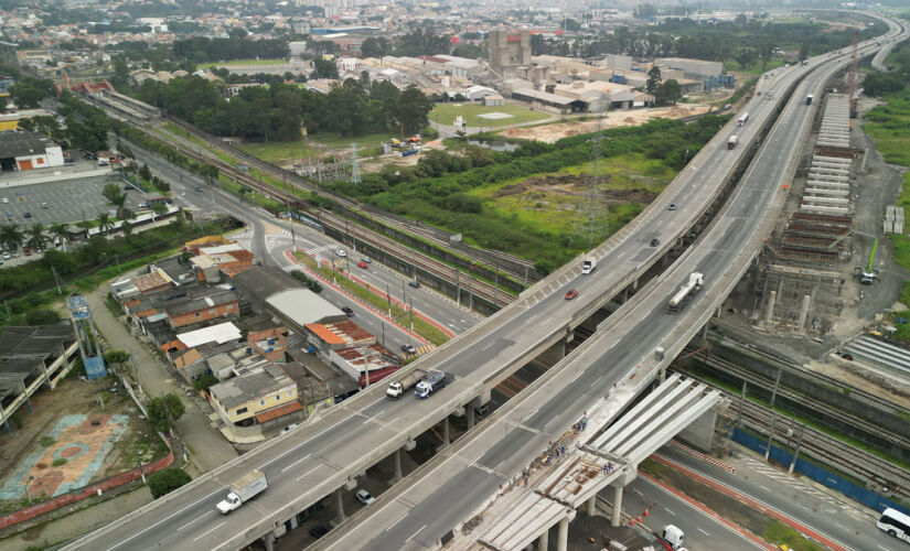 Viadutos em construção no Rodoanel, uma megaobra de infraestrutura rodoviária.