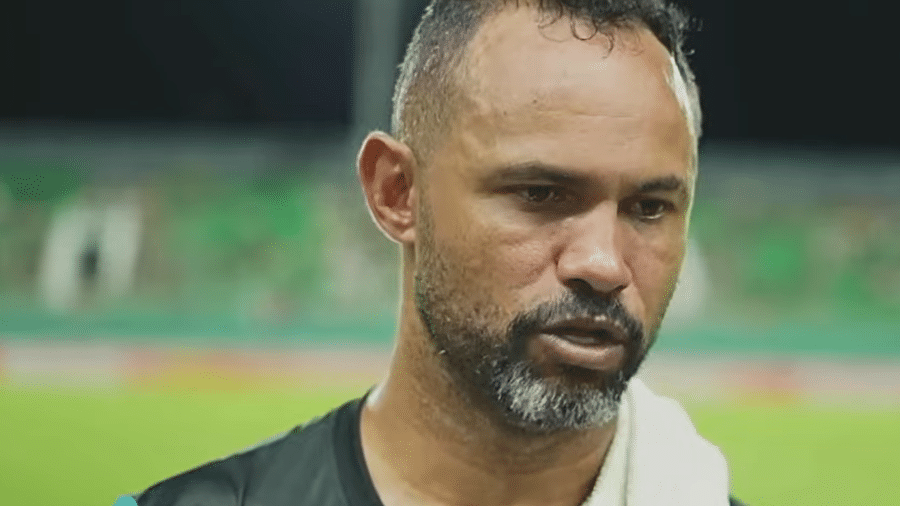 Goleiro Bruno é preso em uma operação policial no Rio de Janeiro.