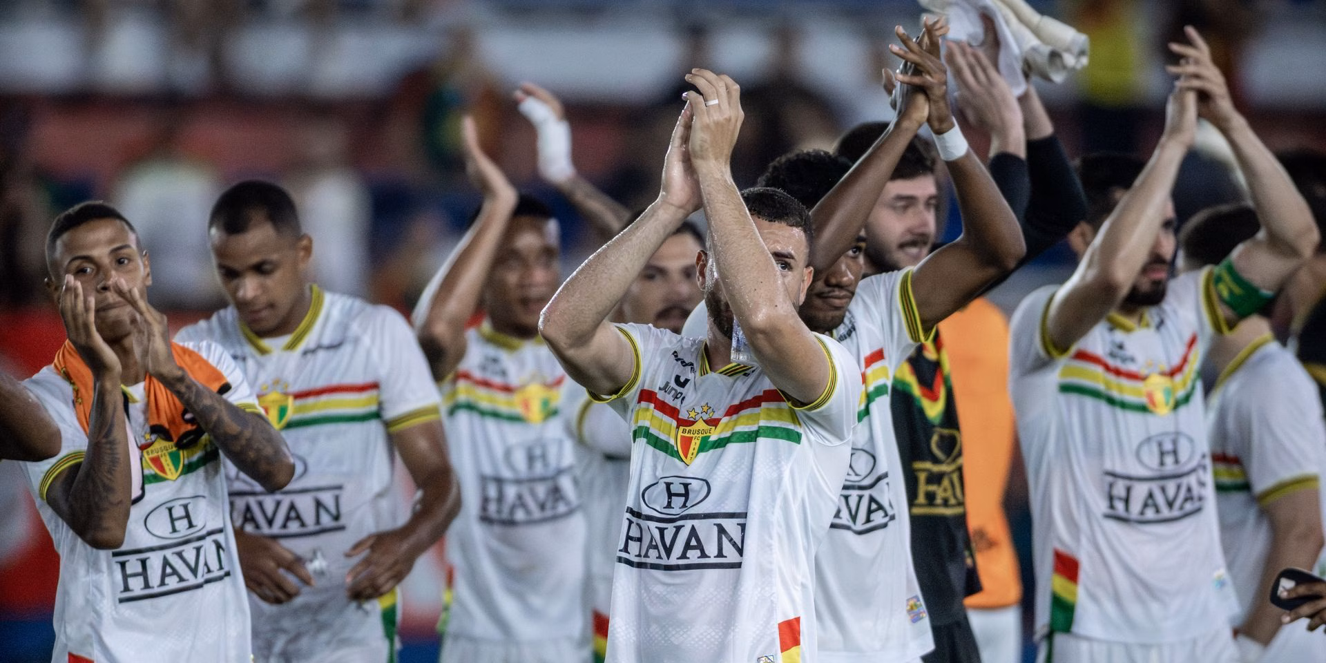 Time de futebol Brusque celebra vitória em jogo de Série C.
