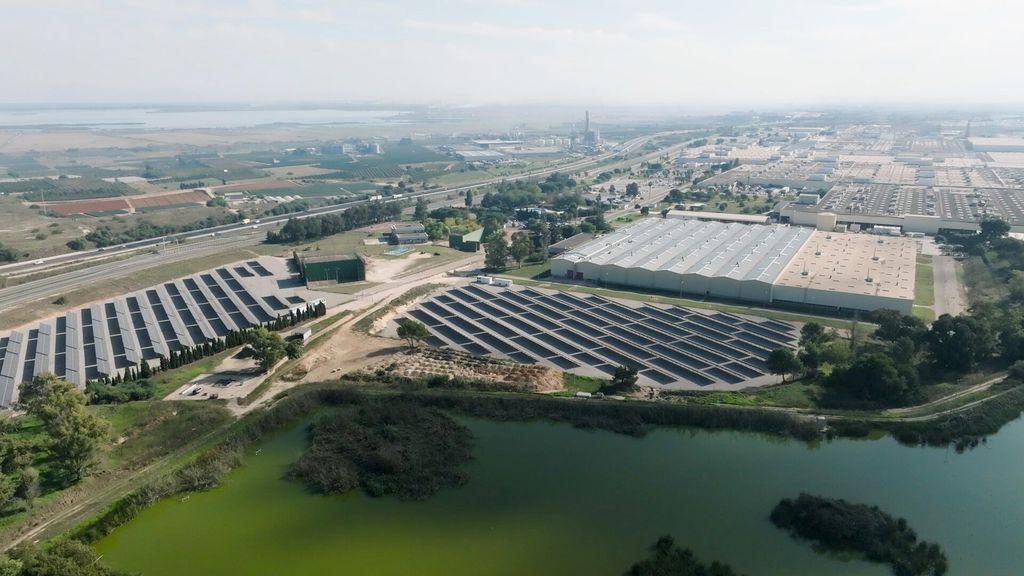 Executivos da Geely em reunião com representantes da Ford em uma fábrica de automóveis.