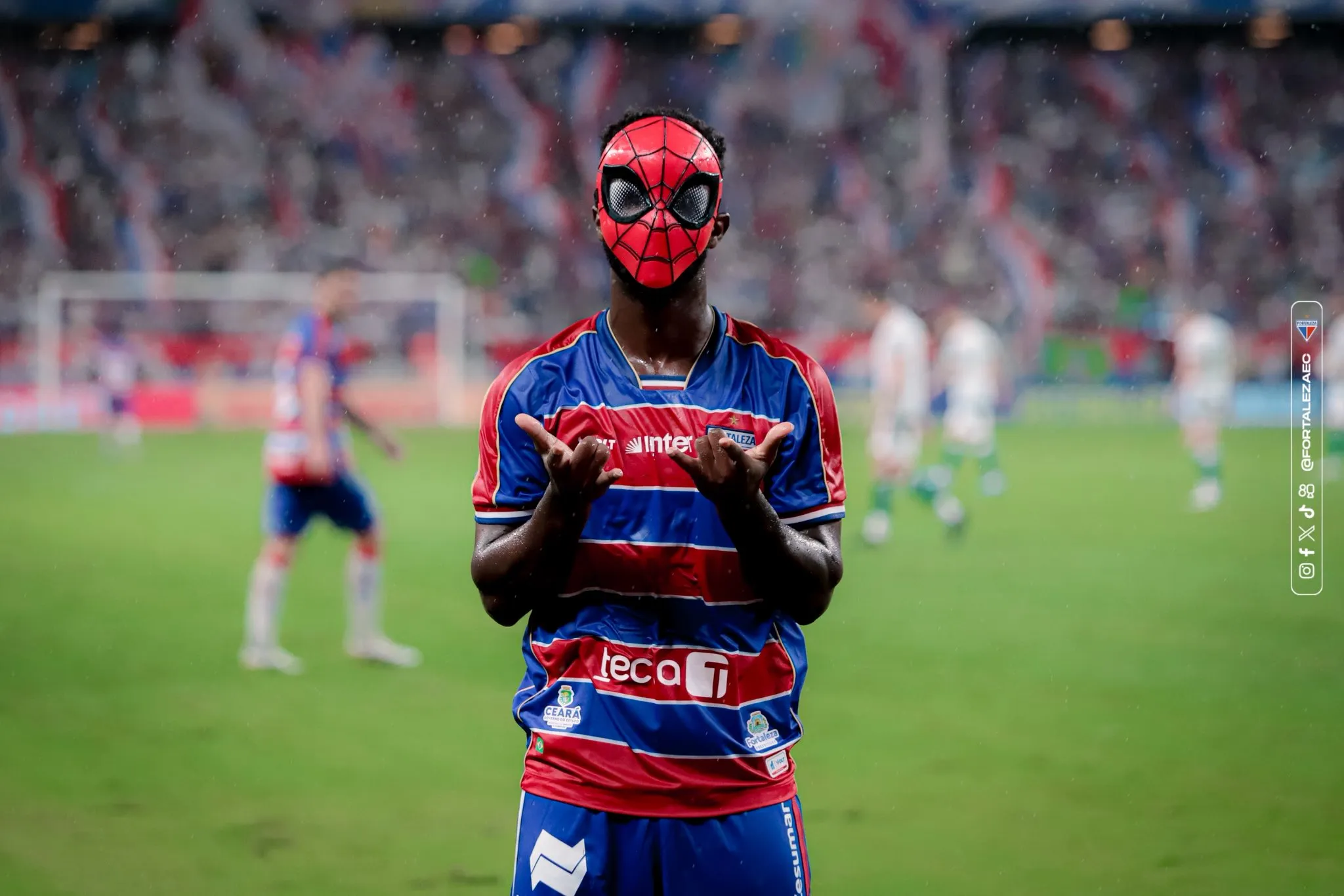 Time de Fortaleza em campo durante clássico de futebol na Série B.