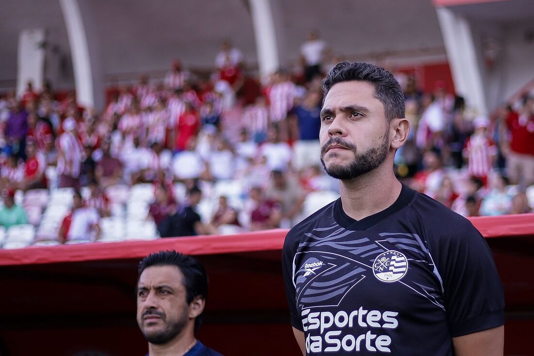 Técnico do Náutico comemora vitória com jogadores após melhor desempenho ofensivo.