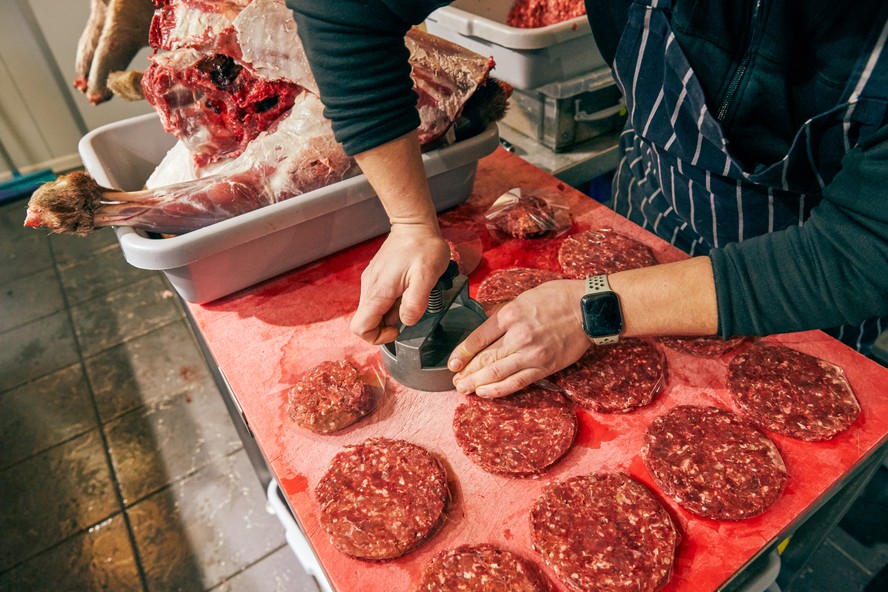 O presidente dos EUA, Trump, analisa políticas de importação de carne para o país, com potencial impacto nas empresas brasileiras.