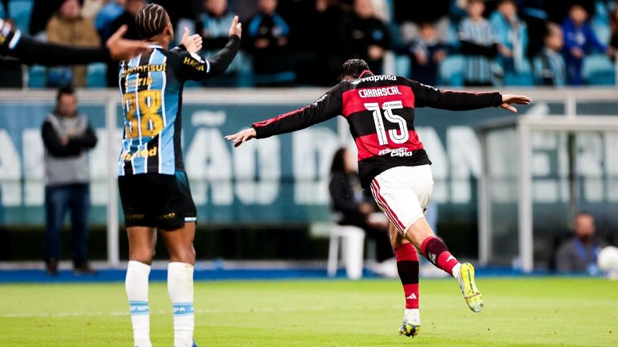 Jogadores do Flamengo em ação no campo de futebol durante jogo de Série A.