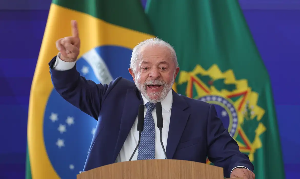 Lula fala em frente a uma mesa de reunião, com senadores ao fundo, após aprovação da PEC.