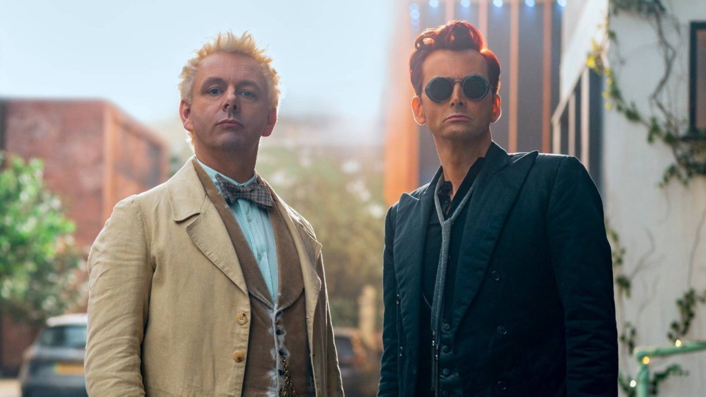 Jornalista lê notícia sobre a pior nota da história da série Good Omens em uma mesa de redação.