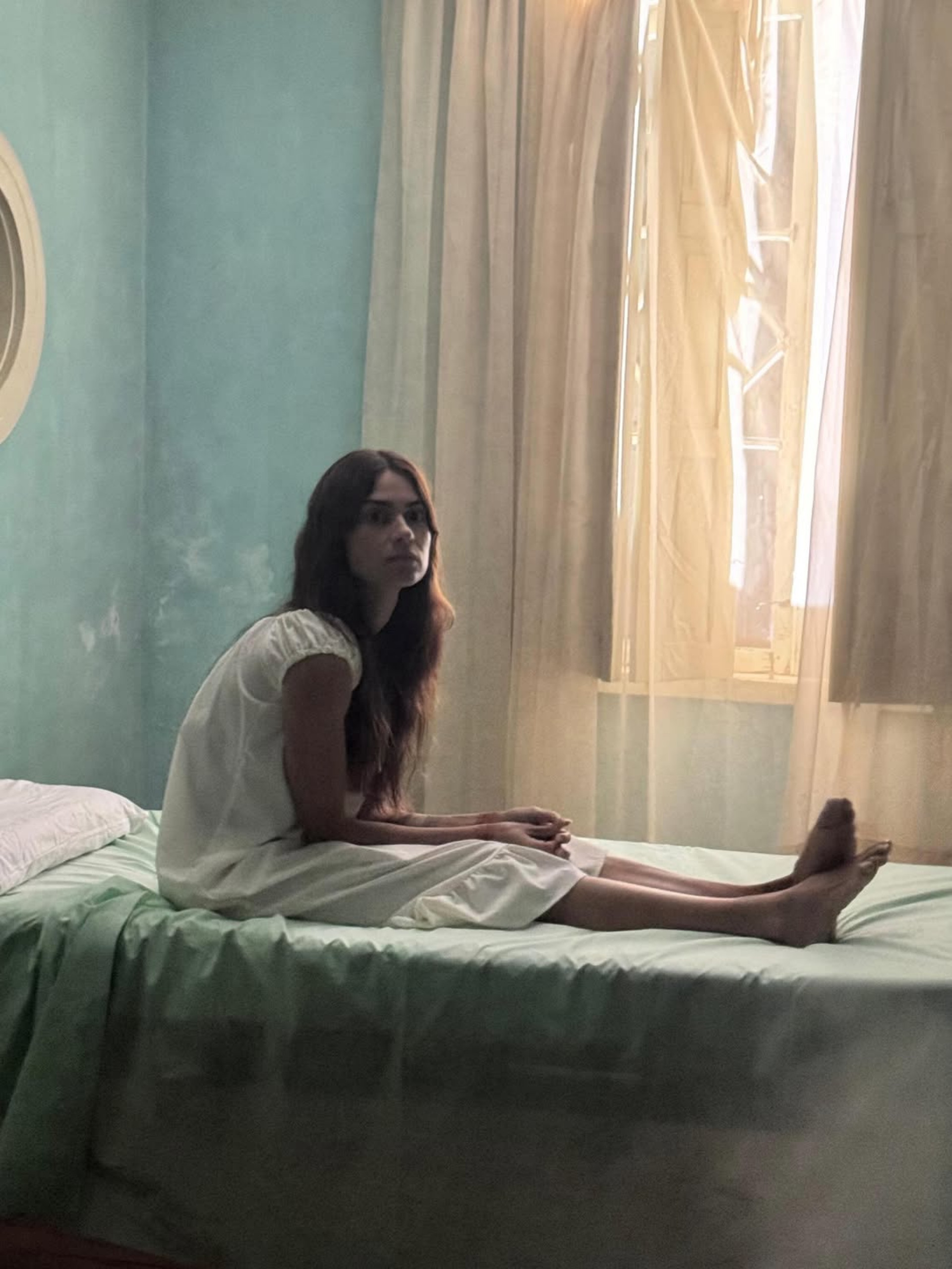 Thaila Ayala sorri ao lado de colegas de elenco em estreia de filme de terror.