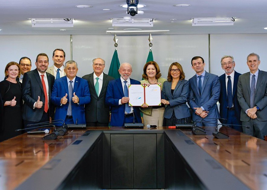 Mulheres protestam contra a taxa das blusinhas em frente a um prédio governamental.