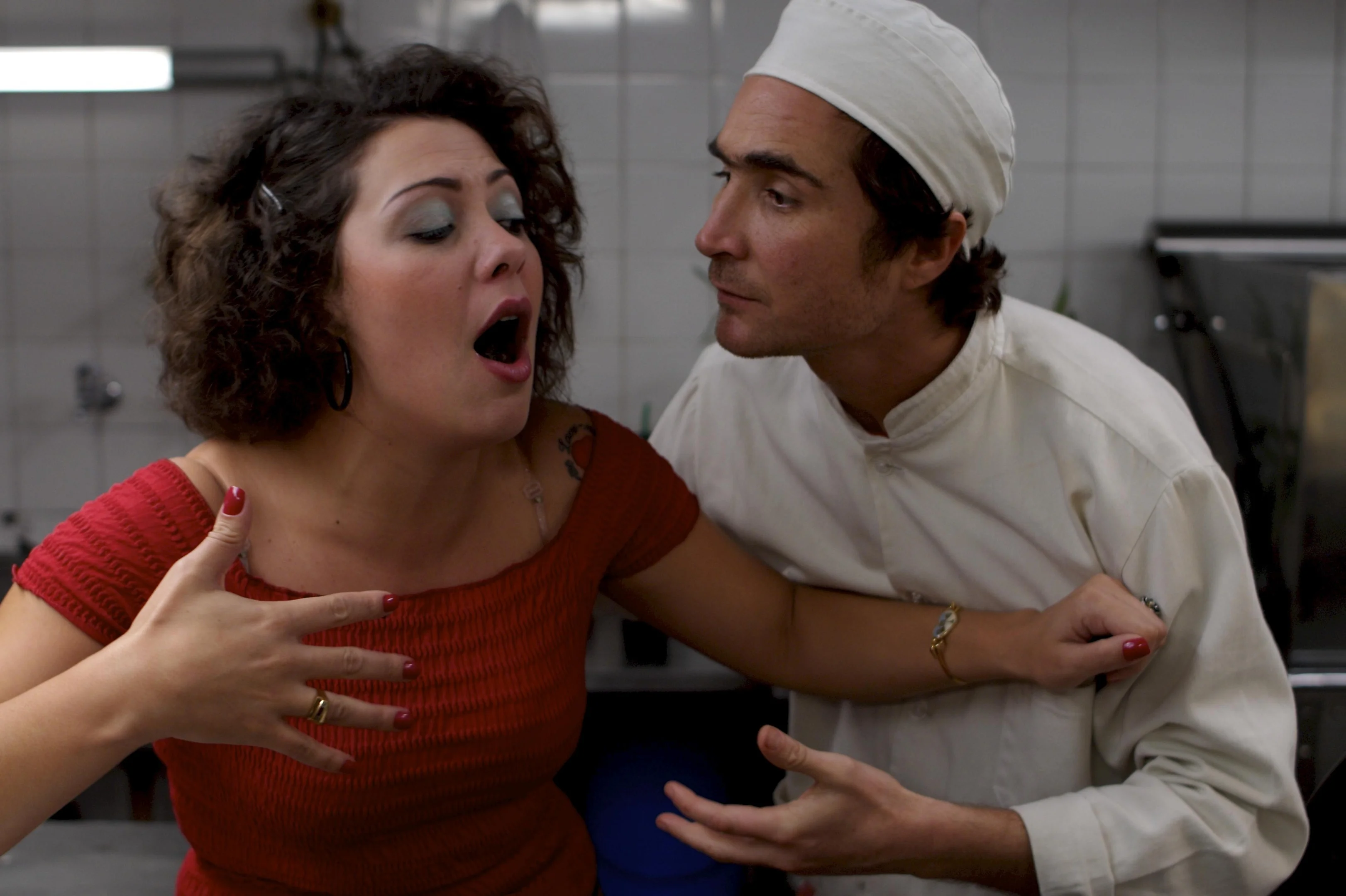 Notícia de lançamento do filme Estômago na Netflix, com cena de jornalista segurando um prato de coxinha.