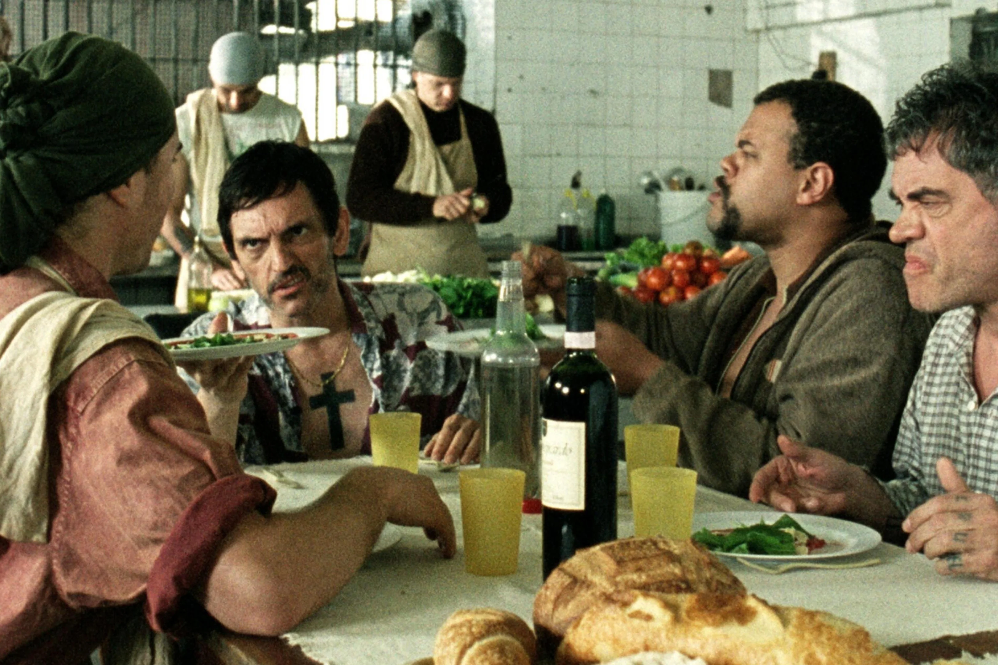 Notícia de lançamento do filme Estômago na Netflix, com cena de jornalista segurando um prato de coxinha.
