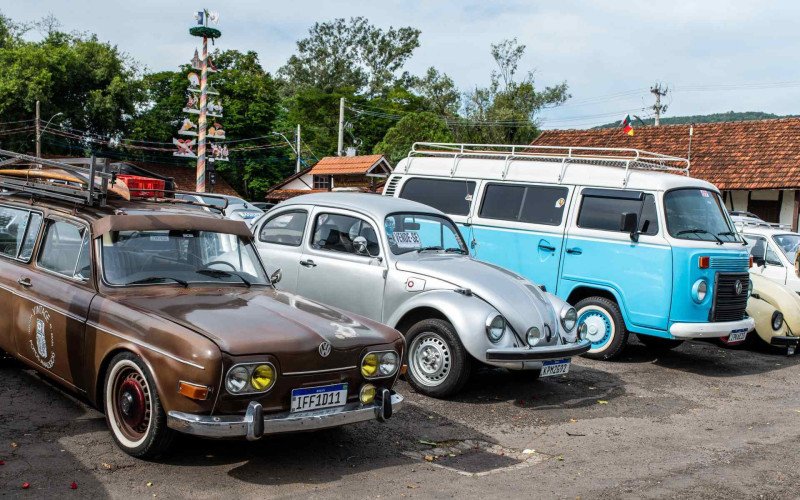 Reunião de reliquias automotivas em Igrejinha, RS, em evento jornalístico.