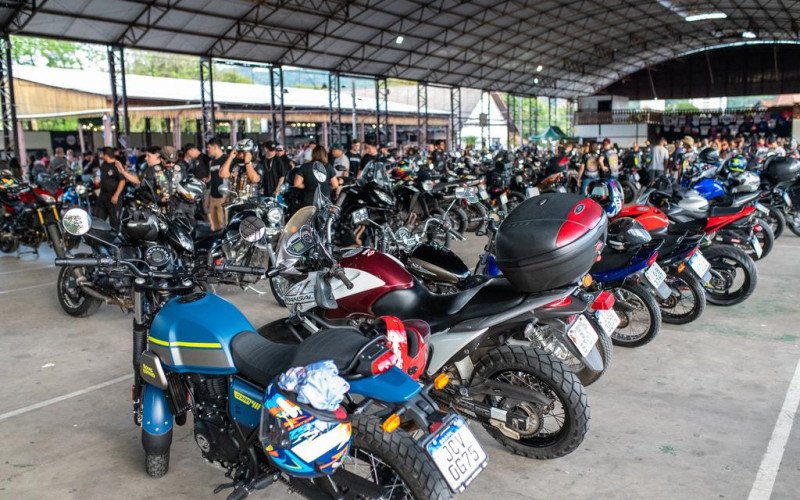 Reunião de reliquias automotivas em Igrejinha, RS, em evento jornalístico.