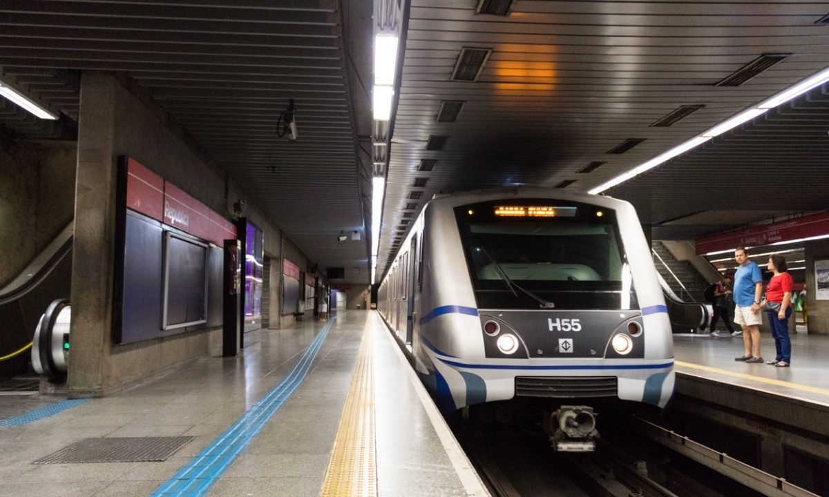 Passageiros circulam normalmente no metrô de São Paulo após cancelamento da greve.