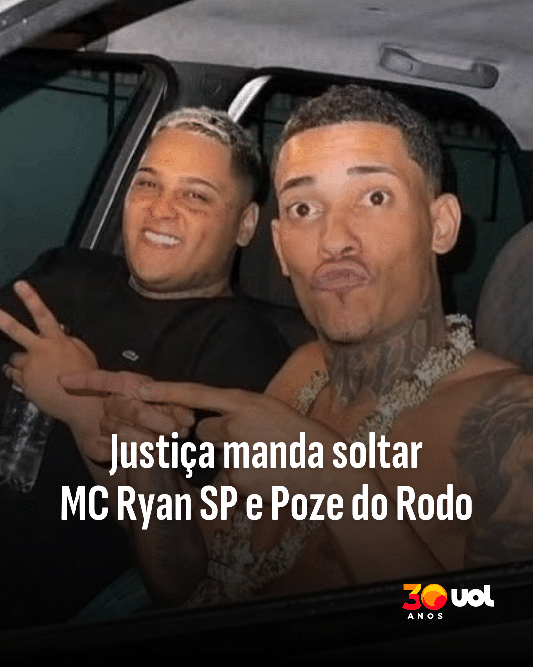 Mulher bebendo café enquanto lê um artigo sobre nutrientes afetados pela bebida.