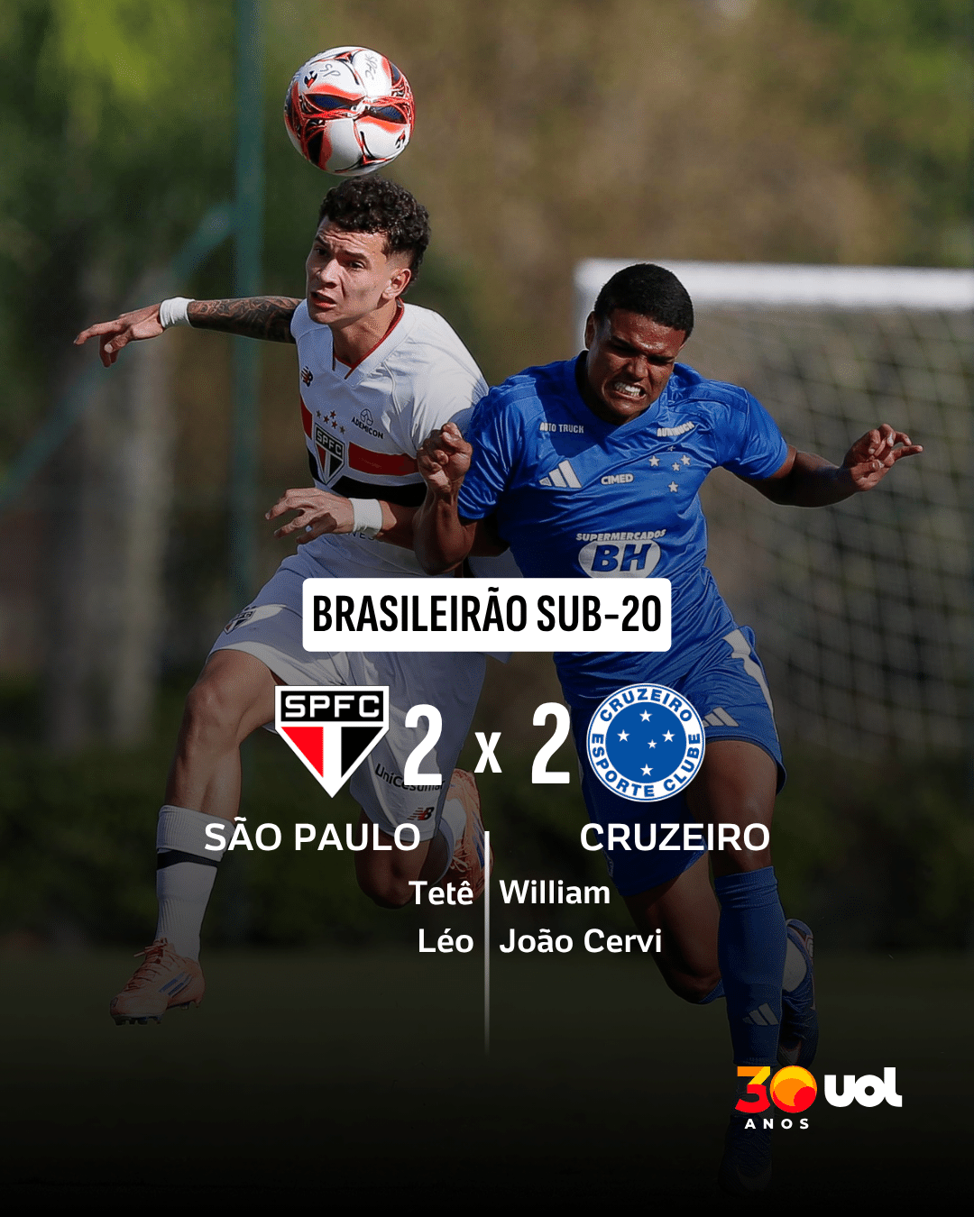 Jogador de futebol aponta estratégia defensiva durante partida da Copa do Brasil.