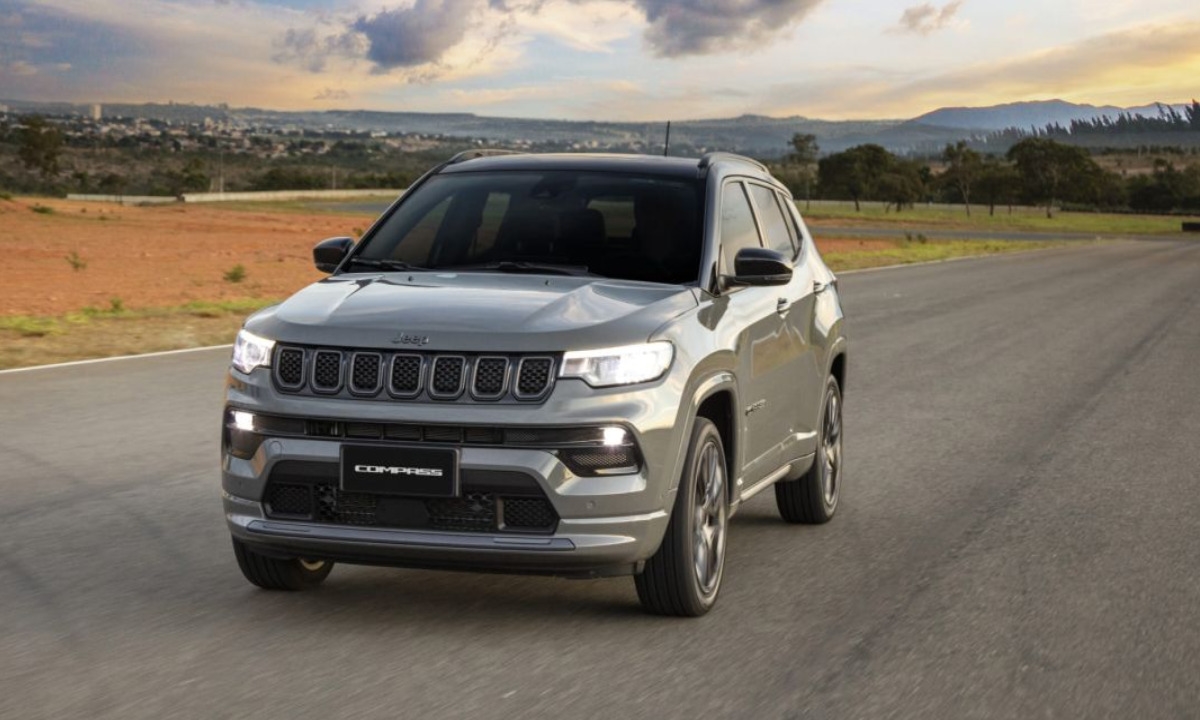 Homem em trajes de negócios segurando um jornal com a notícia de Jeep Compass a R$ 25 mil.