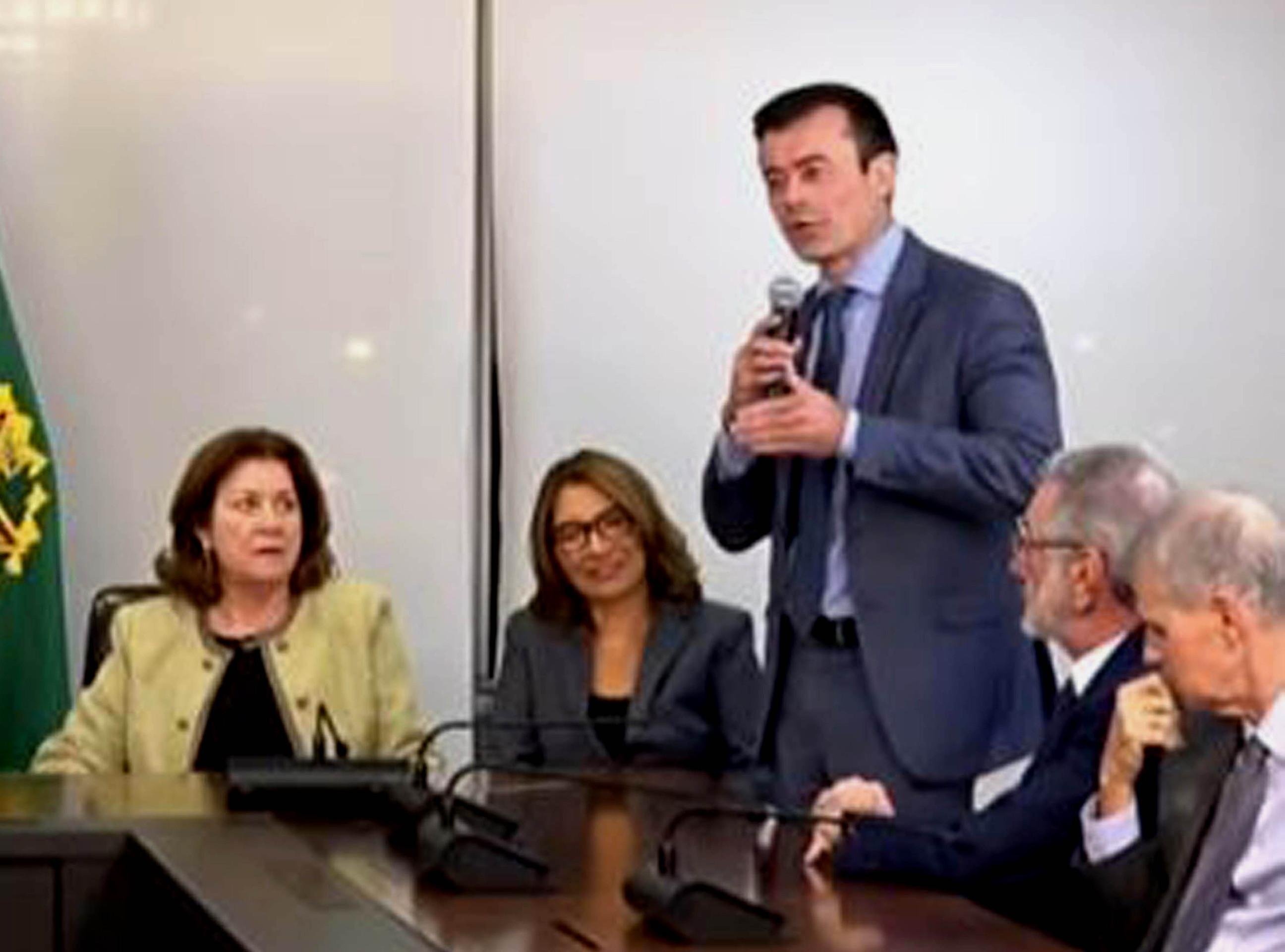 Homem lendo jornal com manchete sobre risco inflacionário em Galípolo.