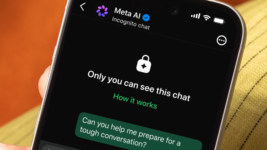 Jornalista sentado à mesa de trabalho, olhando para tela de computador com notícia de WhatsApp sobre IA privativa.