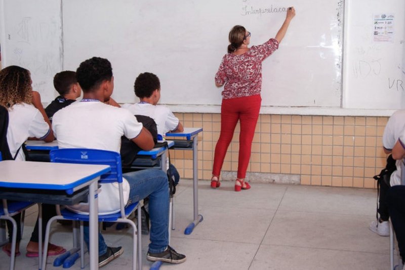 Funcionários pagam benefícios do Fundef a mais de 55 mil pessoas em Pernambuco.