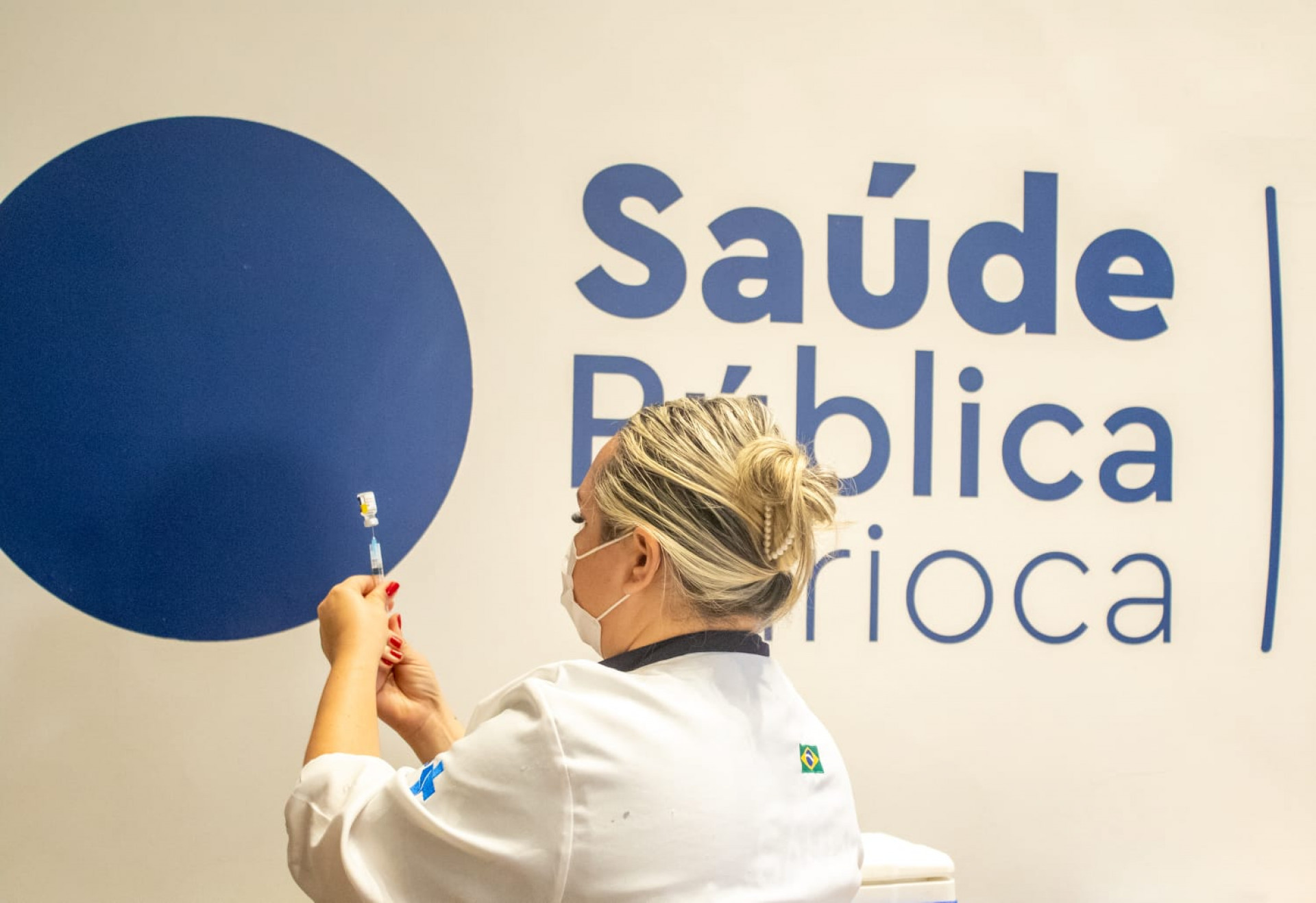 Idosos e gestantes se reúnem em postos de saúde para receber a primeira dose da vacina contra a COVID-19.