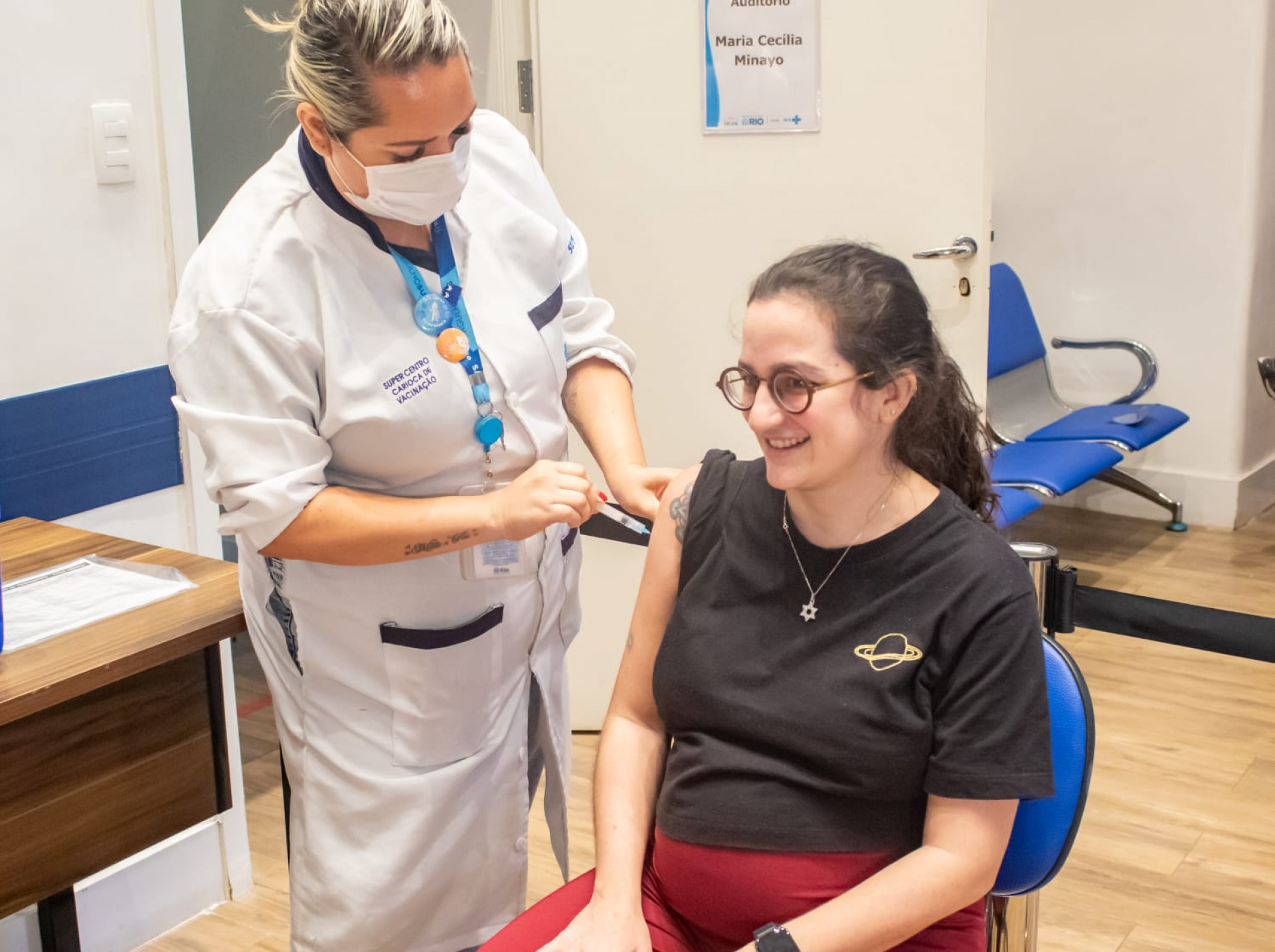 Idosos e gestantes se reúnem em postos de saúde para receber a primeira dose da vacina contra a COVID-19.