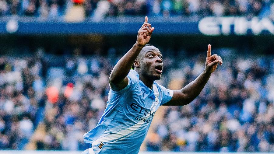 Transmissão ao vivo de futebol: Manchester City x Crystal Palace em tela de TV.