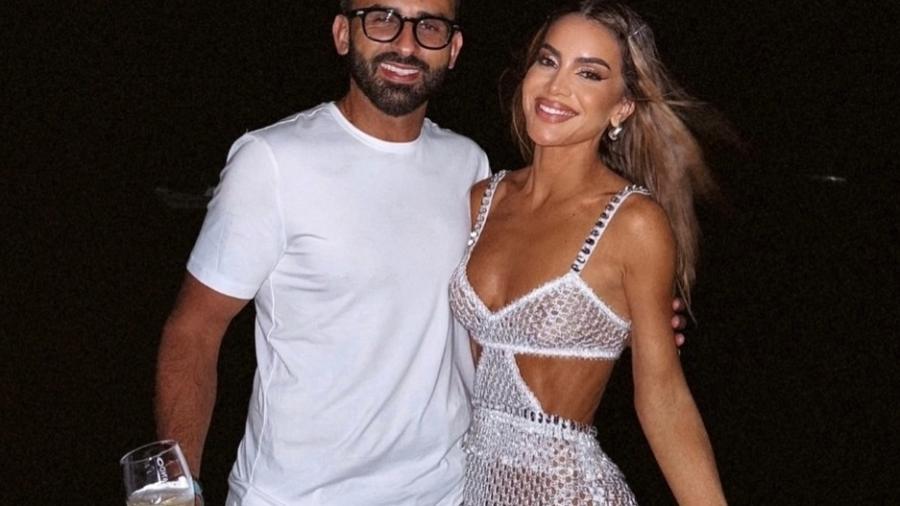 Camila Coelho e marido se separam após 21 anos de casamento, noticiado em jornal.