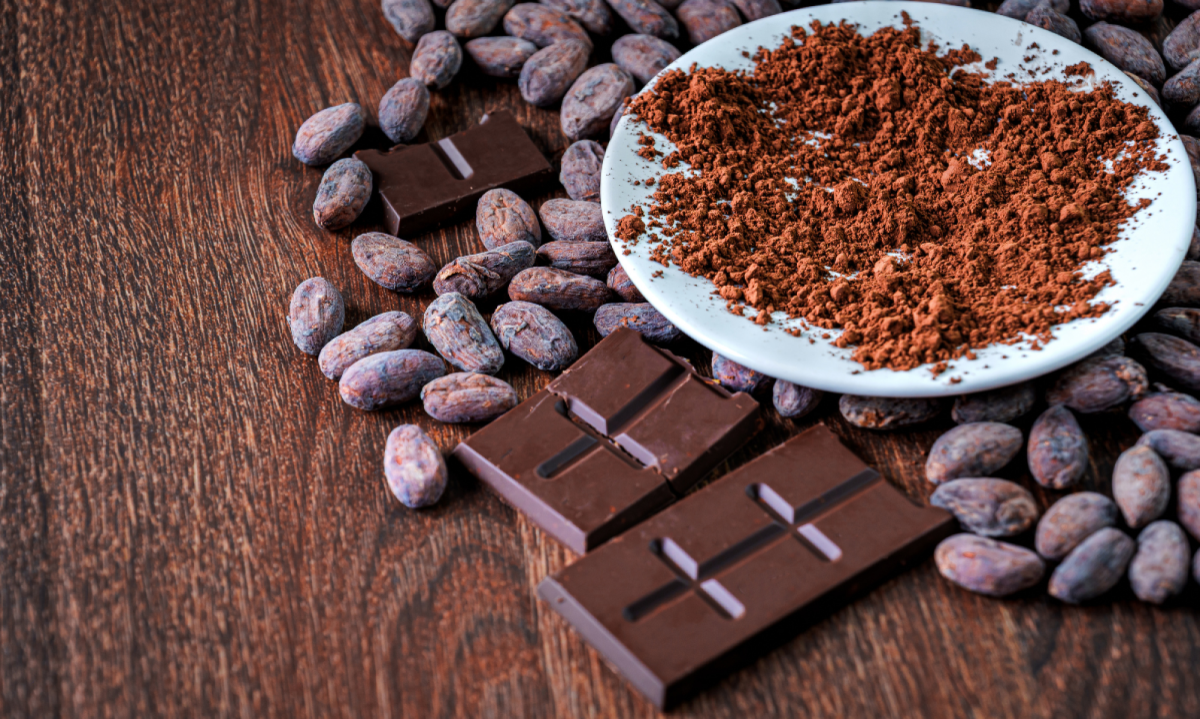 Consumidor desapontado ao ver o preço de produtos aumentado devido aos impostos.