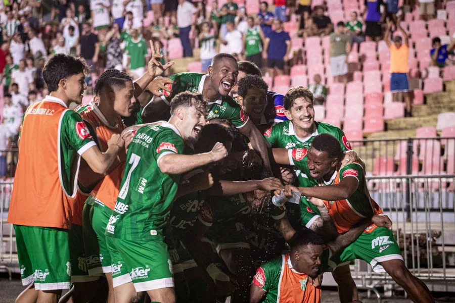 Equipe de futebol UberLÂNDIA-MG celebrando classificação para mata-mata da Série D.