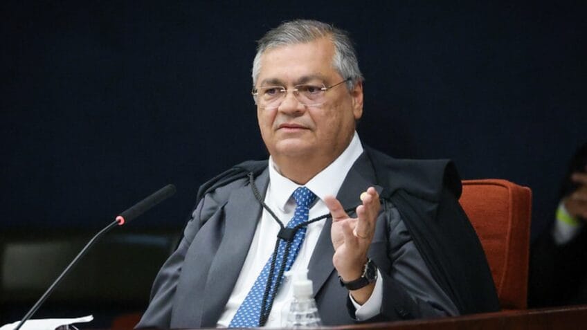 Político em traje de dinossauro se dirige ao STF para questionar alterações em filme presidencial.