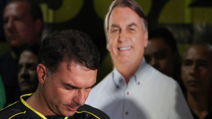 Político Flávio em momento de decisão, com o fim da "era do brigadeiro" em seu governo.