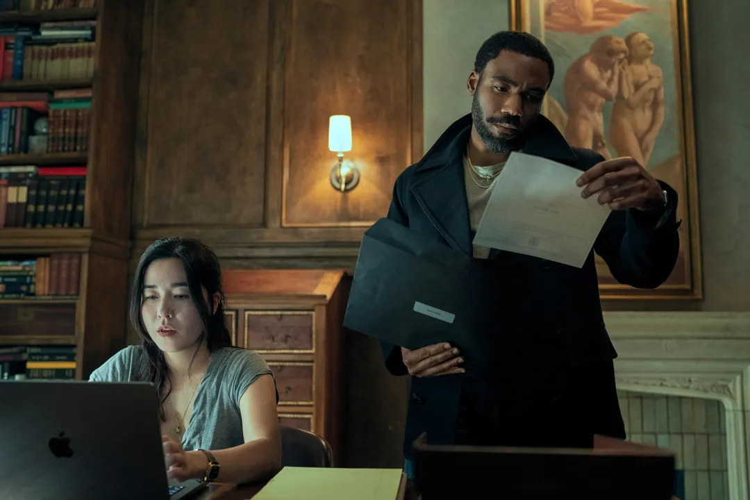 Jornalista segurando papel com manchete sobre série de 8 episódios no Prime Video.